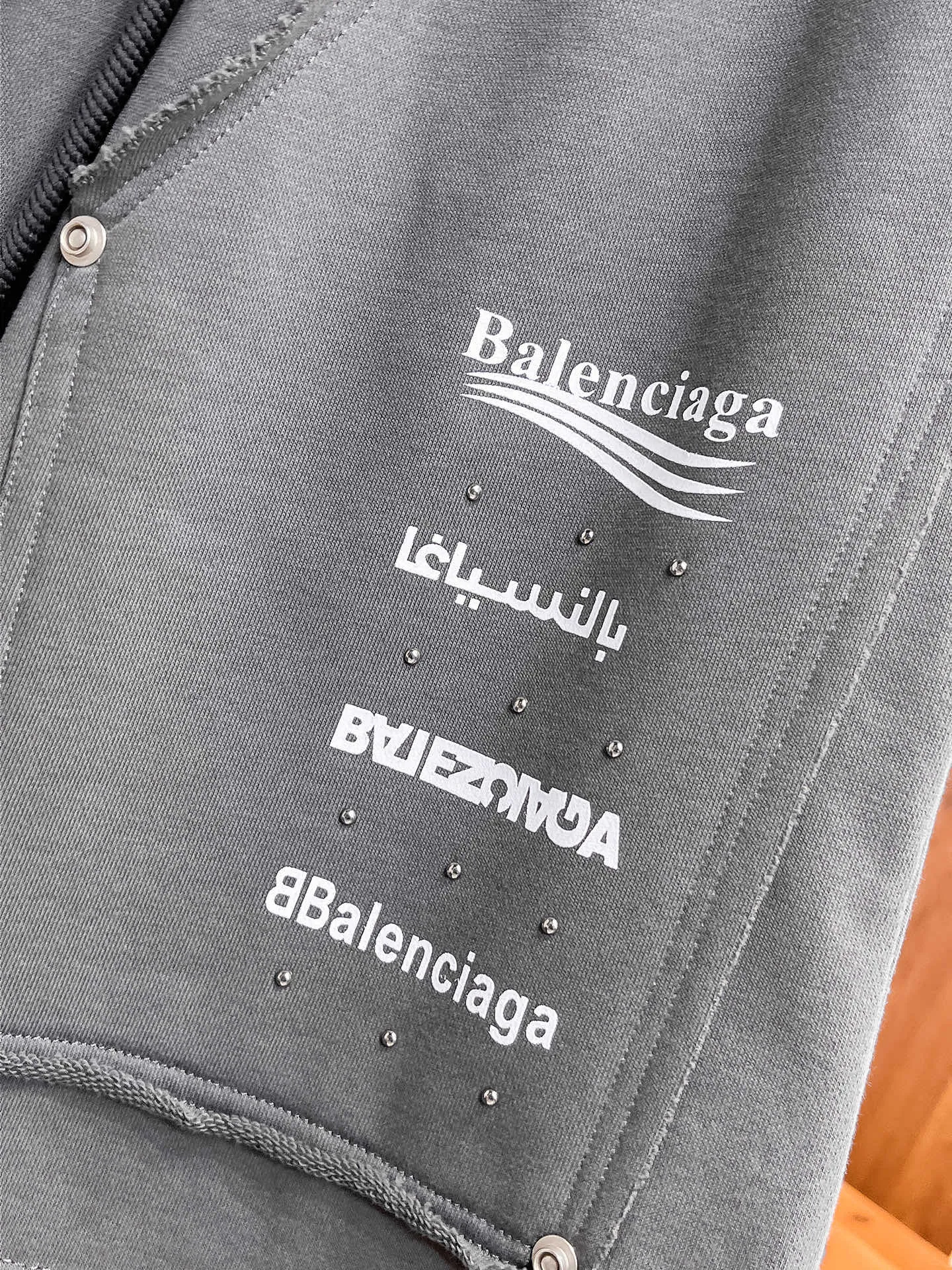Balenciaga's three-standard complete 2026 summer New Arrival men's casual shorts, advanced custom-made Breathable fabric, Breathable fabric, extremely stretchy and comfortable, impeccable details, top-grade accessories, original logo design concept, delicate and soft feel! The upper body fit is awesome! Size: M-XXXL Please state your height and weight when ordering